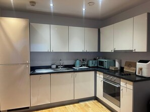 Appartement | Privékeuken | Een koelkast, een microgolfoven, een oven, een kookplaat