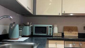 Apartamento | Cozinha privada | Geladeira, micro-ondas, fogão, cooktop