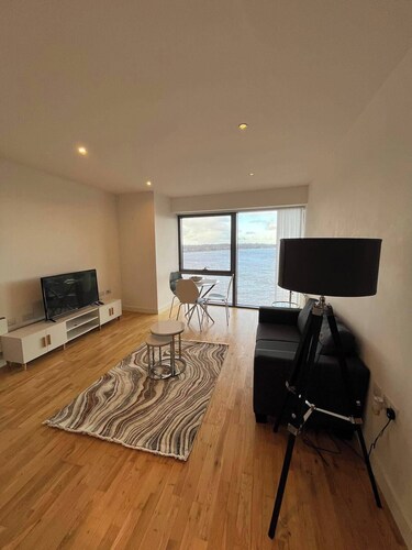 Apartmentsleeps5-city-tv-wifi-seaview