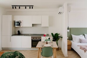 Mikrowelle, Ofen, Toaster, Esstisch