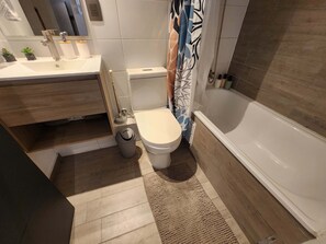 Doccia, asciugacapelli, asciugamani, shampoo