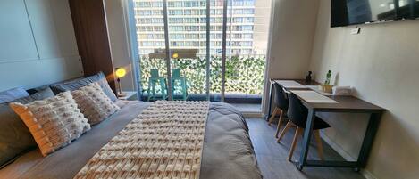 Iron/ironing board, WiFi, bed sheets