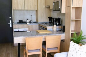 Frigorífico, microondas, horno y placa de cocina