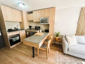 Kjøleskap, mikrobølgeovn, ovn og kokeplater