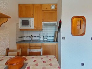 Fridge, microwave, coffee/tea maker, toaster - Ground floor, view village, balcony, tv, 22m², Le Grand Bornand (Le Grand-Bornand)