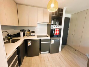 Kjøleskap, mikrobølgeovn, ovn og kokeplater