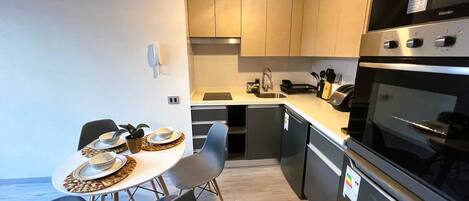 Refrigerador, microondas, horno, placa de cocina