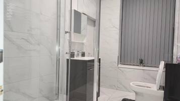 Appartamento | Bagno | Doccia, asciugacapelli, asciugamani, carta igienica