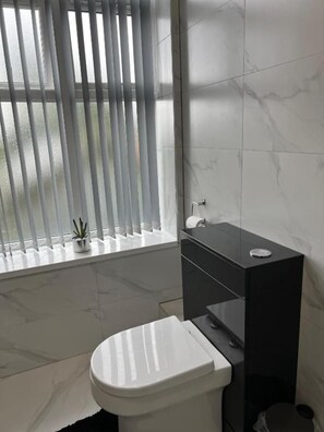 Appartamento | Bagno | Doccia, asciugacapelli, asciugamani, carta igienica