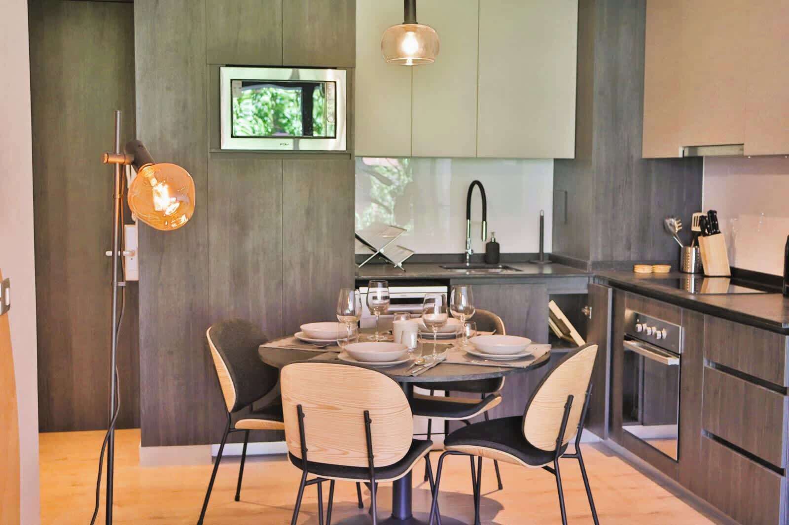 Frigorífic, microones, forn i placa de cuina 