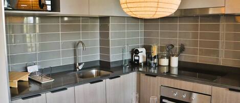 Frigorífico, microondas, horno y placa de cocina