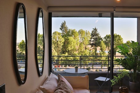 Interior. HOM l WiFi | AA | Parking | A pasos del metro
