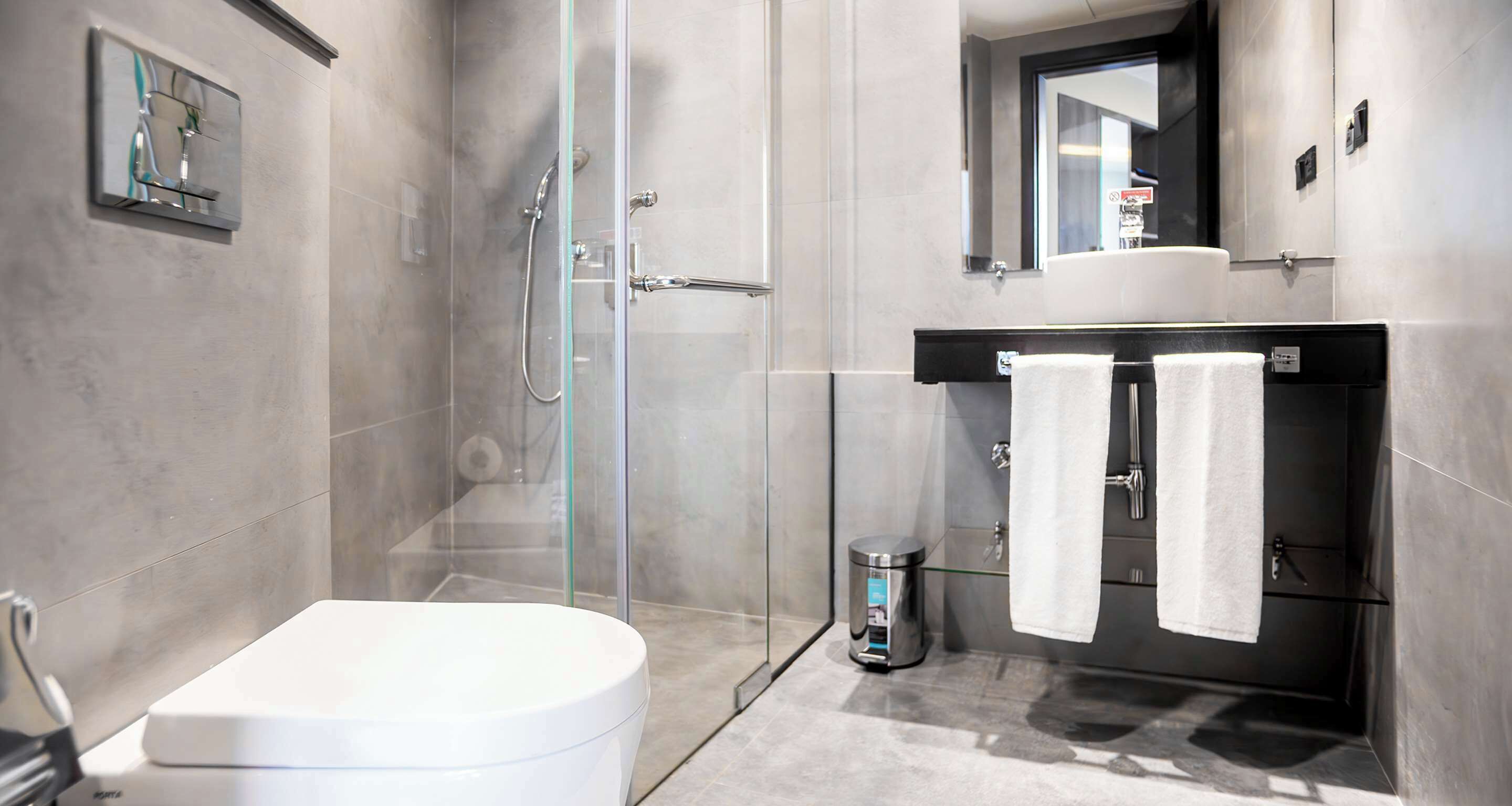 Habitación estándar, 2 camas individuales, no fumadores | Baño | Artículos de higiene personal gratuitos, secador de pelo y albornoces