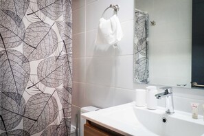 Dusche, Haartrockner, Handtücher, Shampoo