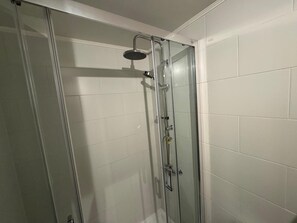 Een douche, een haardroger, handdoeken