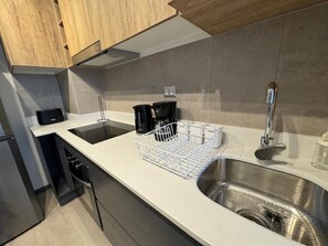 Frigorifero, microonde, forno, piano cottura