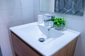 Dusche, Haartrockner, Handtücher, Shampoo