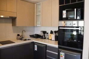 Kjøleskap, mikrobølgeovn, ovn og kokeplater