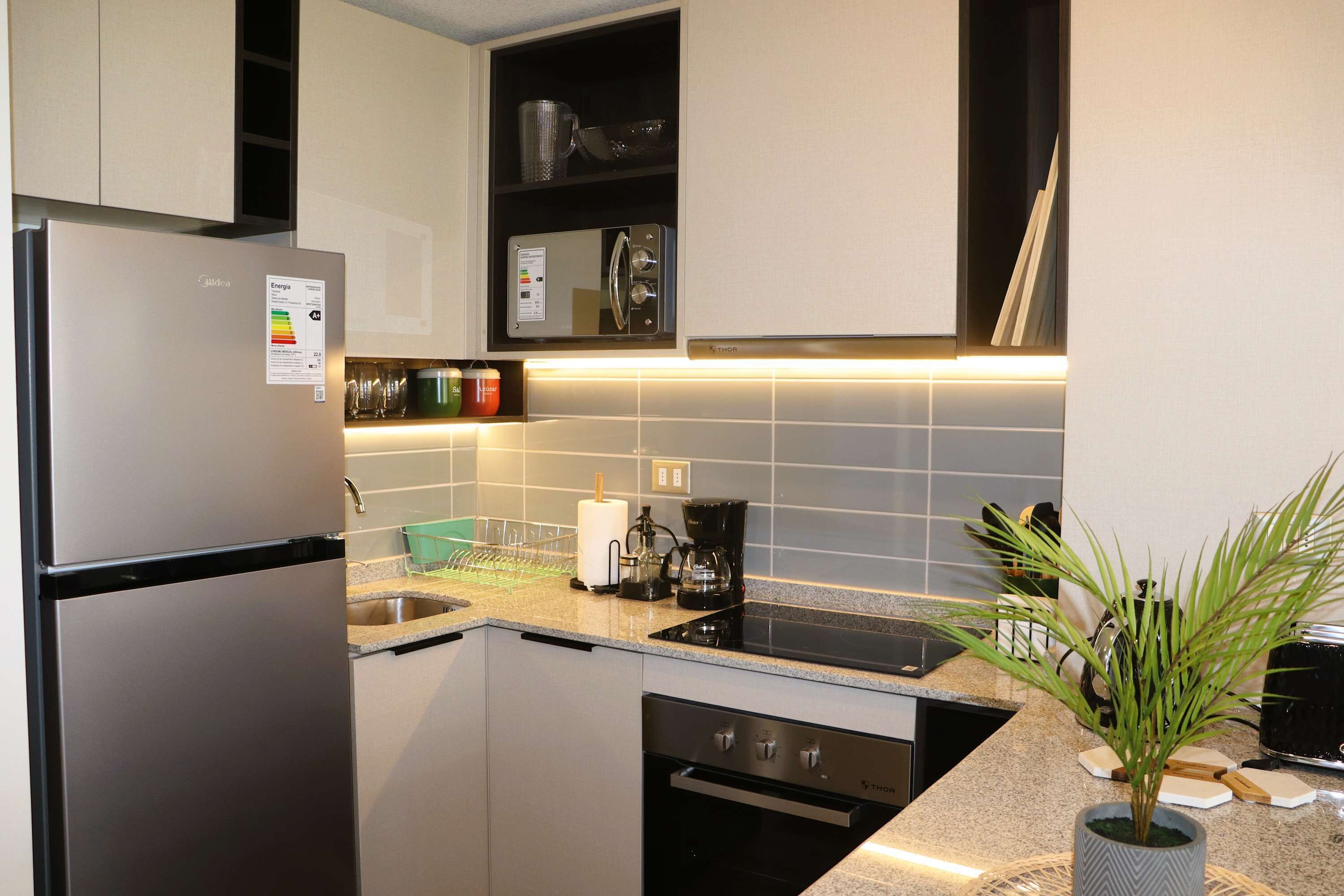 ثلاجة، ميكروويف، فرن، موقد طهي مسطح