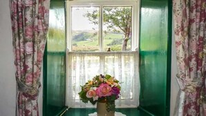 Interior - Cottage-sleep5-garden-openfire-hiking (Ardara)
