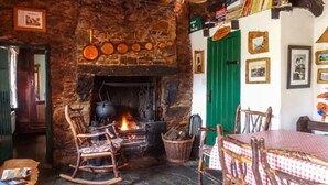 Dining - Cottage-sleep5-garden-openfire-hiking (Ardara)