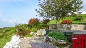 Outdoor dining - Cottage-sleep5-garden-openfire-hiking (Ardara)