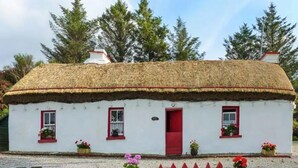 Exterior - Cottage-sleep5-garden-openfire-hiking (Ardara)