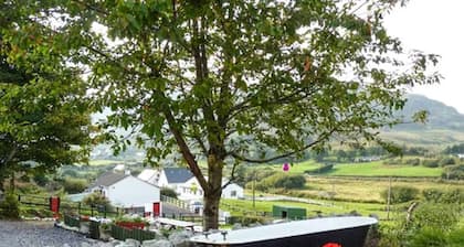 Cottage-sleep5-garden-openfire-hiking