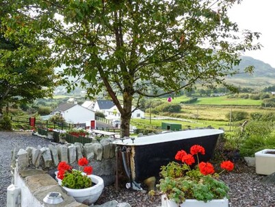Cottage-sleep5-garden-openfire-hiking
