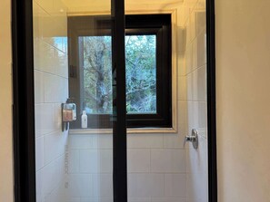 Dusche, HandtĂŒcher, Shampoo