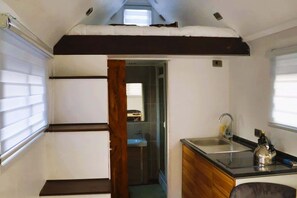 Fridge, stovetop, coffee/tea maker, cookware/dishes/utensils - HOM I Cabaña La Ensenada vista parcial al Volcán (Ensenada)