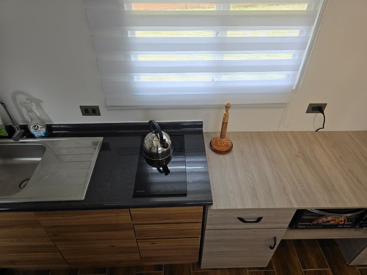 Refrigerador, parrilla de estufa y cafetera y tetera 