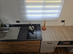 Réfrigérateur, plaque de cuisson, cafetière/bouilloire