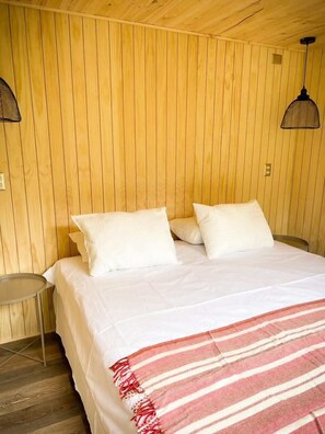 2 bedrooms, internet, bed sheets