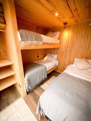 2 bedrooms, internet, bed sheets