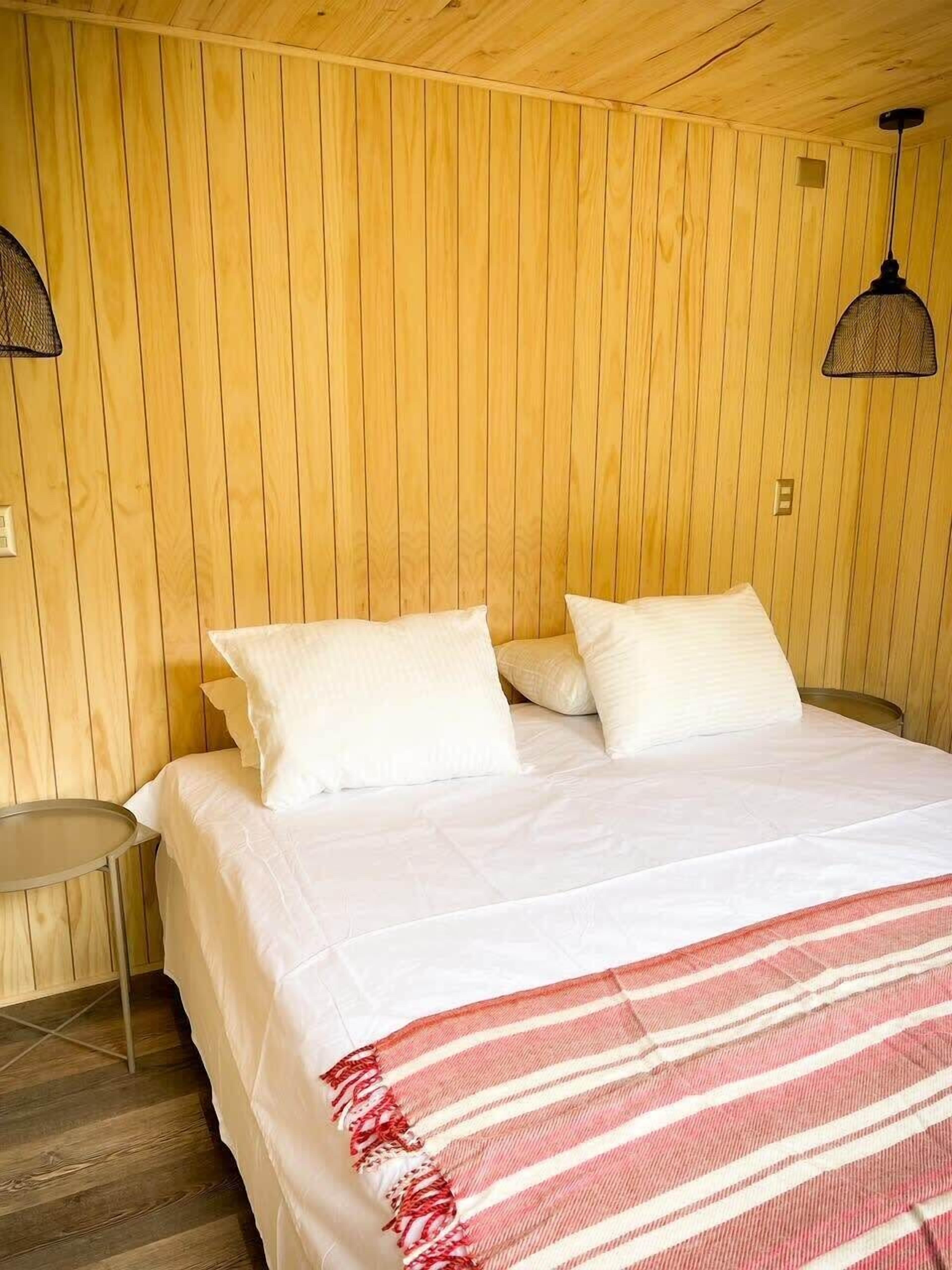 2 bedrooms, internet, bed sheets