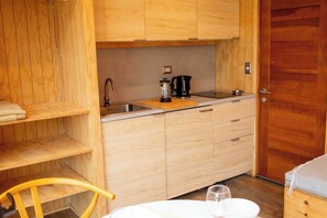 Kühlschrank, Mikrowelle, Herdplatte, Wasserkocher mit Kaffee-/Teezubehör