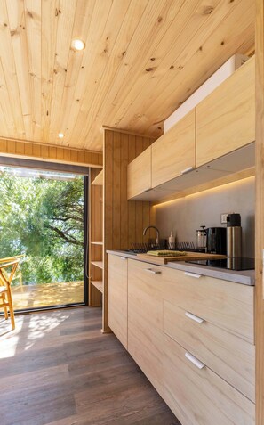 Kühlschrank, Mikrowelle, Wasserkocher mit Kaffee-/Teezubehör