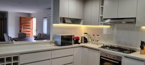 Geladeira, micro-ondas, fogão, cooktop