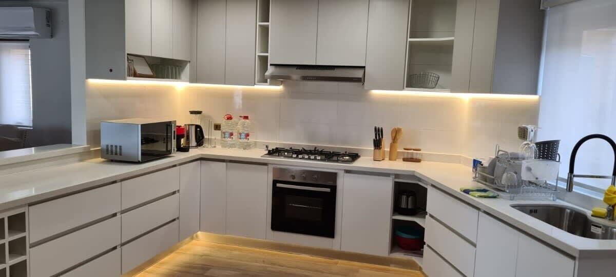 Jääkaappi, mikroaaltouuni, uuni, liesi