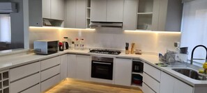 Fridge, microwave, oven, stovetop - HOM | Casa en Alto Lomas a 3 min de Marbella. (Maitencillo)