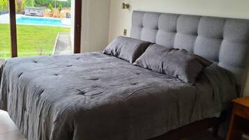 6 bedrooms, iron/ironing board, WiFi, bed sheets