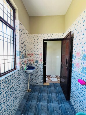 Economy Studio, Balcony, Mountain View | Bathroom | Shower, slippers, towels, soap - Let's Take it Easy Bir (Jogindarnagar)