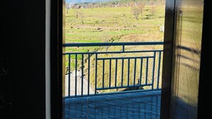Deluxe Double Room, Balcony, Mountain View | Terrace/patio - Let's Take it Easy Bir (Jogindarnagar)