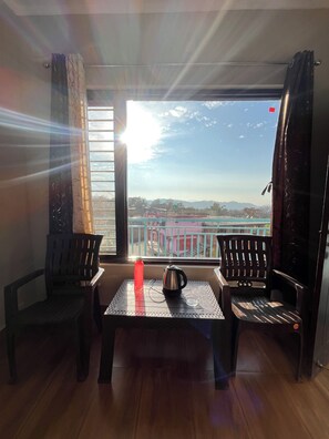 Deluxe-Doppelzimmer, Balkon, Bergblick | Essbereich im Zimmer