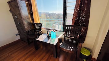 Deluxe Double Room, Balcony, Mountain View | In-room dining