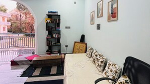 Living area - Let's Take it Easy Bir (Jogindarnagar)