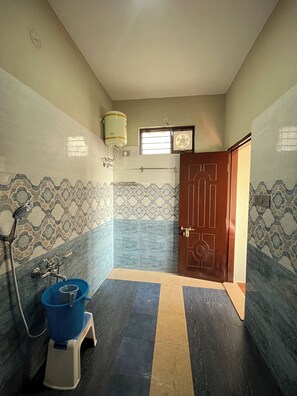 Habitación doble Deluxe, balcón, vista a la montaña | Baño | Regadera, pantuflas, toallas, jabón 