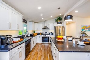 Fridge, microwave, oven, stovetop - 25% Off 30+Nights Stay! Close to Wineries W/Hot Tub (Temecula)