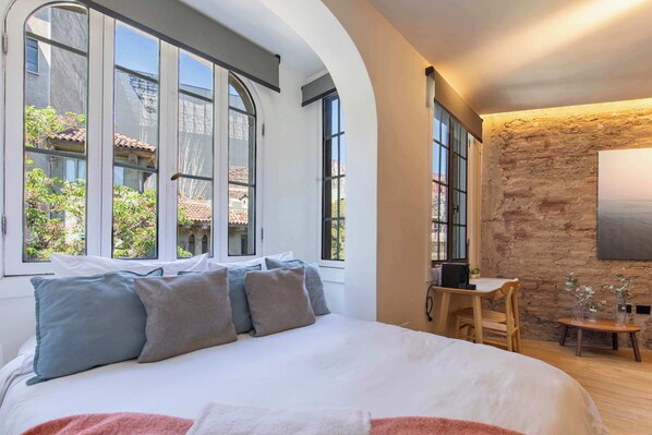 1 bedroom, desk, WiFi, bed sheets